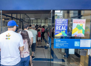 dialuta-caixa-fila-270726.jpg
